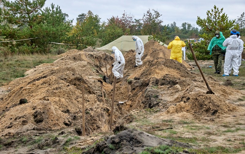 Aproape 150 de cadavre, descoperite într-o groapă comună din Lîman. „Civilii au fost îngropaţi într-un loc, iar apărătorii, separat”