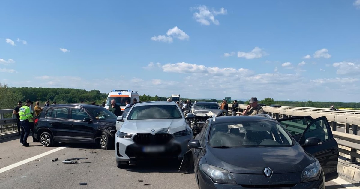 Șapte mașini s-au lovit pe Autostrada A3 la Râfov