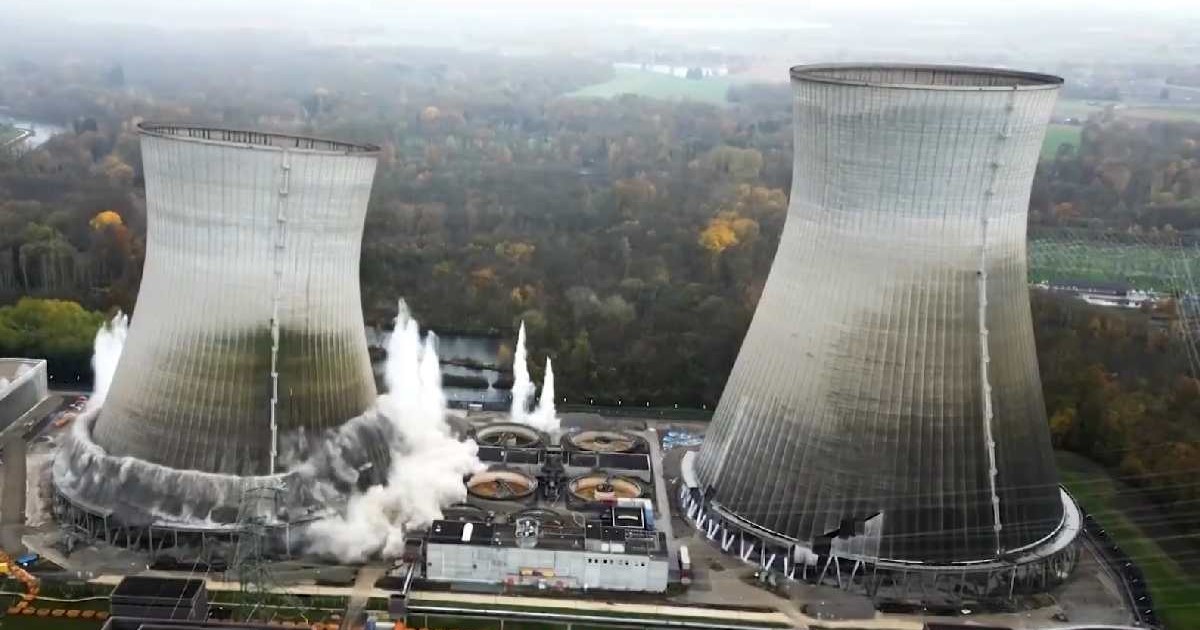 Momentul în care unul dintre turnurile unei centrale nucleare este dărâmat