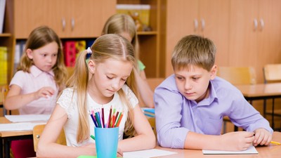 elevi-mici-in-banci-shutterstock