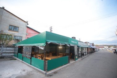 Lângă Terasa Dual au rămas pulberea albă pentru stins incendii şi câteva pete de ulei