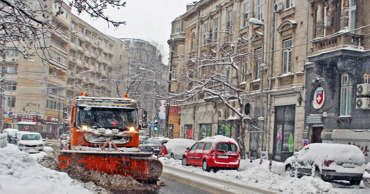 Ninsori abundente si viscol in Bucuresti. Cod portocaliu de vreme rea. Strazi inzapezite, circulatie ingreunata, utilaje de deszapezire. Vineri 6 Ianuarie 2017. Keywords: ninsoare, ninge, zapada, viscolit, cetateni, circulatie