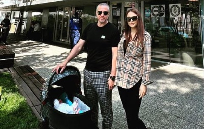 Cum arată băiețelul lui Laurențiu Reghecampf și al Corinei Caciuc acum. Liam are patru luni
