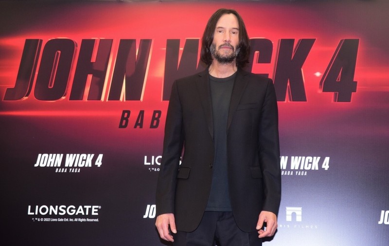 Keanu Reeves, în promovare cu filmul „John Wick 4”, care va apărea în martie 2023. A mulțumit publicului din Brazilia în genunchi