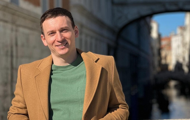 Denis Roabeș, juratul de la „Vocea României”, s-a logodit. Cum a cerut-o în căsătorie pe iubita lui