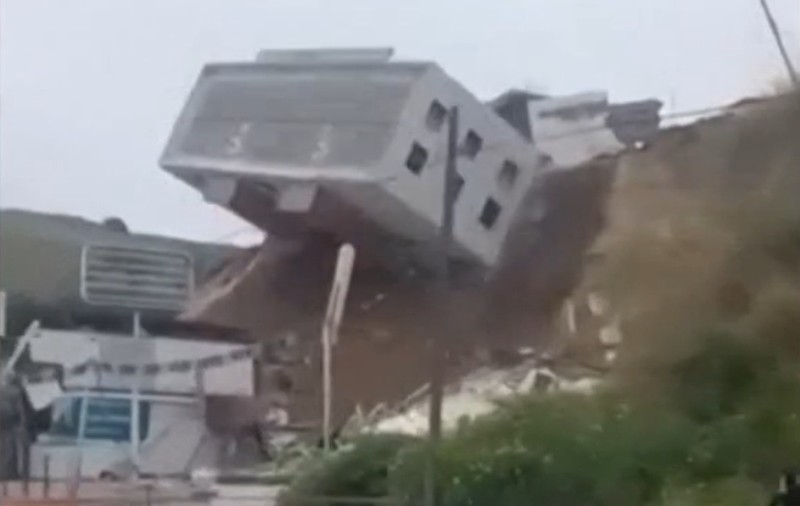 Momentul în care o clădire se prăbușește pe o stradă din Mexic, în urma unor alunecări de teren. VIDEO