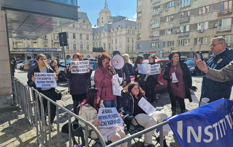 „Am rămas infirmă pe viață. Cine răspunde?”. Protest la Parchet și la Ministerul Sănătății, după clasarea dosarului Burnei