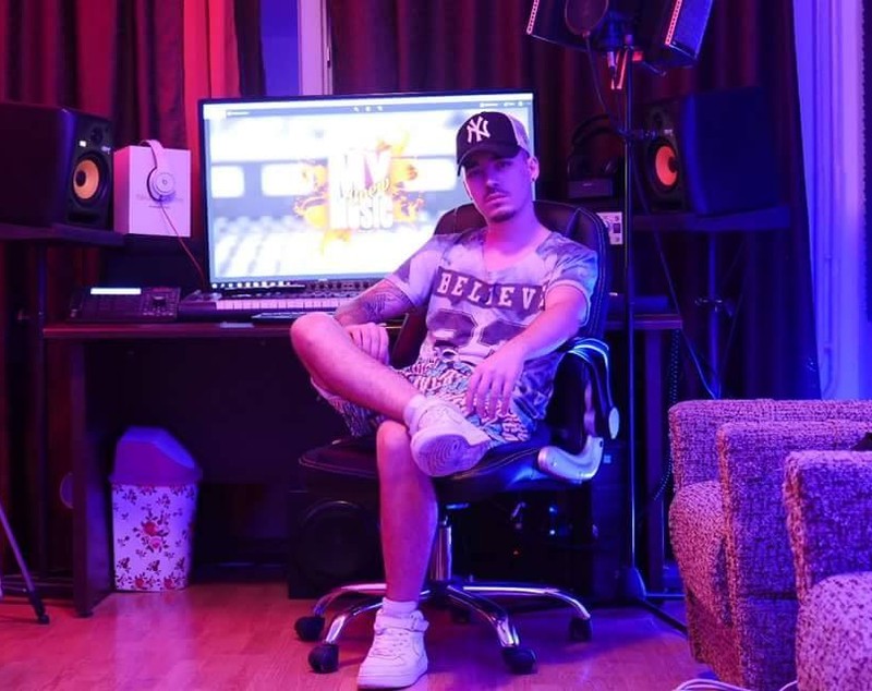 Adrian Țuțu, primul câștigător „Românii au talent”, lansează piesa „O secundă”. Videoclipul îl are în rol principal pe atletul Valentin Tănase