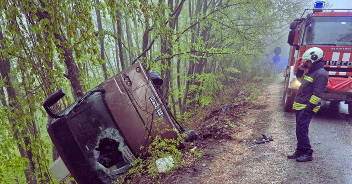 Un autobuz este răsturnat într-un șanț de pe marginea șoselei, în timp ce pompierii intervin la locul incidentului, Bulgaria, 22 aprilie 2026