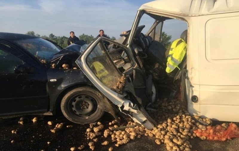 O tânără care ieri a serbat împlinirea vârstei de 21 de ani a murit azi! Ea transporta cartofi cu o dubiță, iar încărcătura a strivit-o