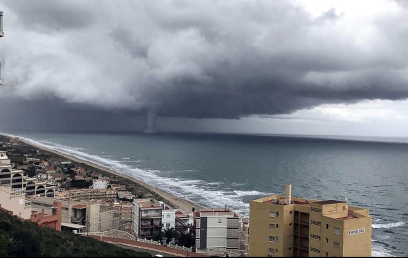 IMAGINI spectaculoase: trombe marine uriașe, în largul coastei Amalfi, în Italia- VIDEO