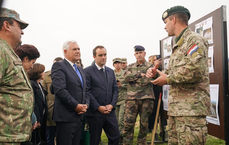 Ambasada Franţei spune că militarii francezi din baza Cincu nu s-au plâns oficial de condițiile de cazare