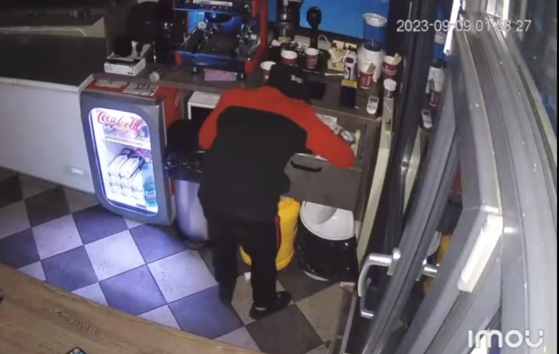 Shaorma gratis pe viață pentru prinderea hoților care au prădat un fast food din Iași. Imagini de pe camerele video