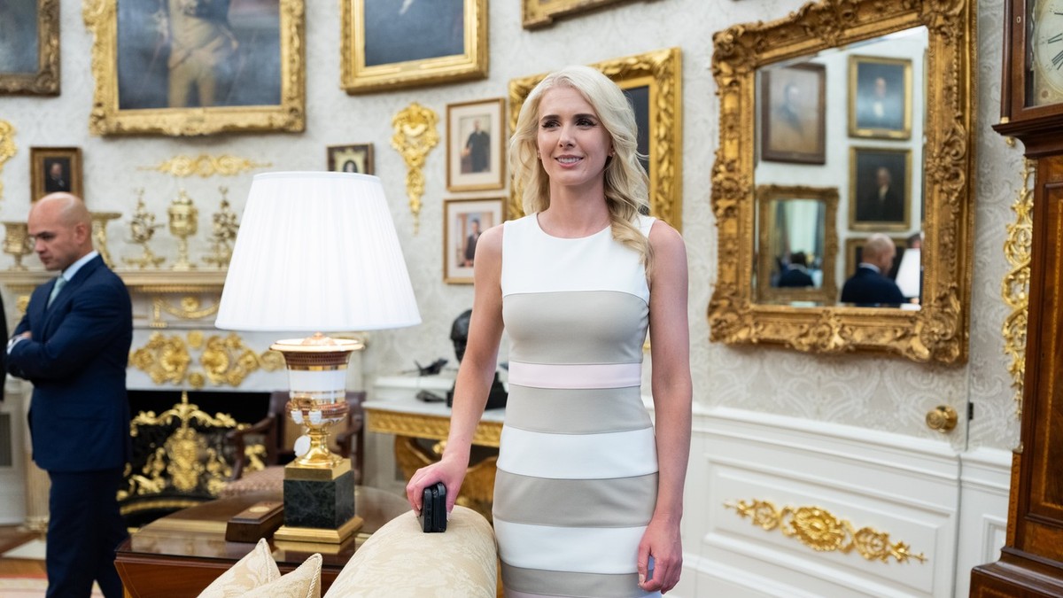Natalie Harp, asistenta executivă a președintelui în Biroul Oval al Casei Albe din Washington, DC, SUA, miercuri, 29 iulie 2026