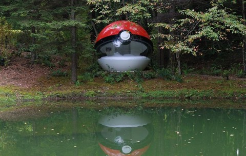 Cameră de hotel cu tematică „Poké Ball” în Hokkaido, Japonia, în forma unui Poke Ball, pe marginea unui lac