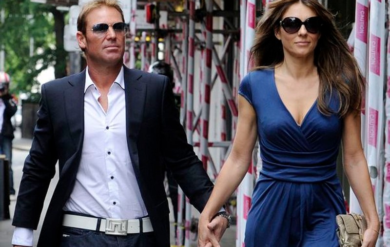 Elizabeth Hurley se căsătorește cu Shane Warne