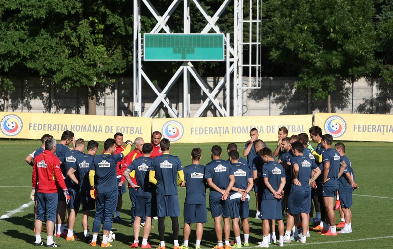 Iordănescu, îngrijorat: "Nu au contracte şi sunt afectaţi mental"