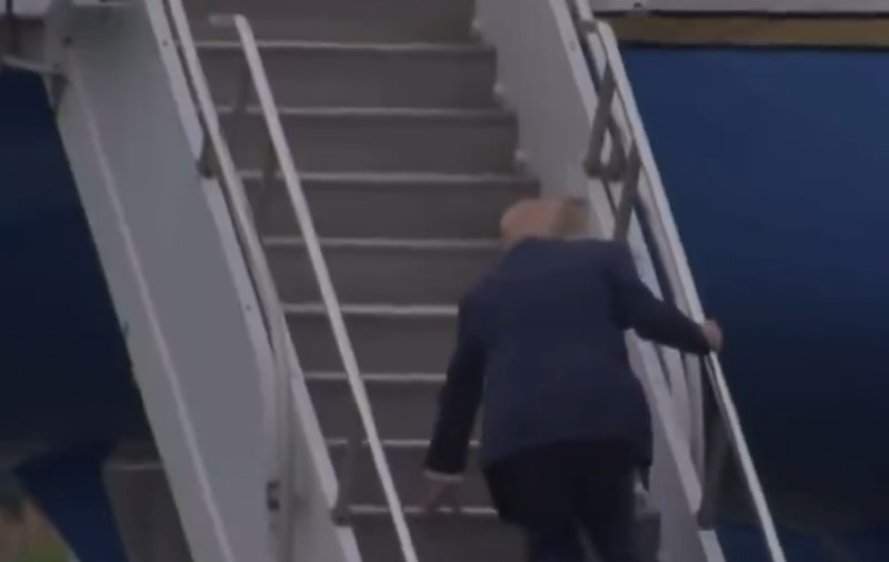 Donald Trump s-a împiedicat pe scările Air Force One. Momentul a devenit viral: „Doamne, o să reziste 4 ani?” I VIDEO