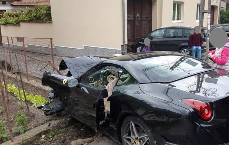 FOTO | Un bolid Ferrari s-a făcut praf într-un accident, în Alba