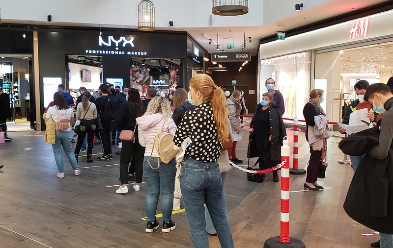Centrul de vaccinare din mall-ul ParkLake, aglomerat aproape zilnic. „S-a stat și câte trei ore la coadă”