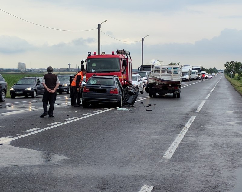 Sute de litri de miere s-au revărsat pe drum, în Urziceni. Trei tineri au ajuns la spital