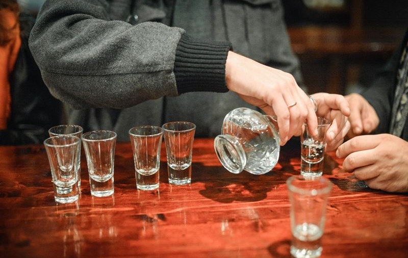 Un bărbat din Botoșani a găsit o grenadă într-un șanț și mers cu ea în barul din sat