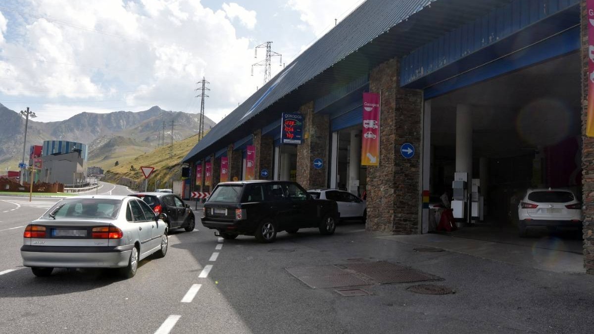 Cozi peste graniță pentru carburanți la 1,68 euro litrul. Șoferii francezi merg 150 km până la benzinărie în Andorra. Sursă foto: Profimedia Images
