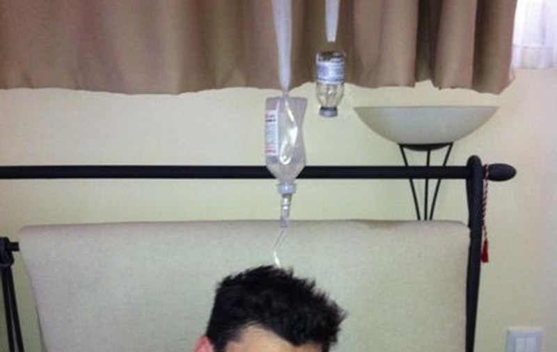 Smiley, cu perfuzii, pe un pat de spital | FOTO