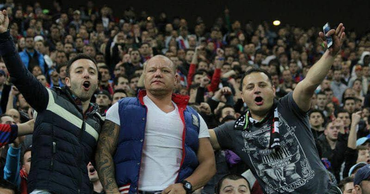 Jucătorii de la FCSB, alături de un fan bolnav de cancer. Aurel Petre este cel din centru