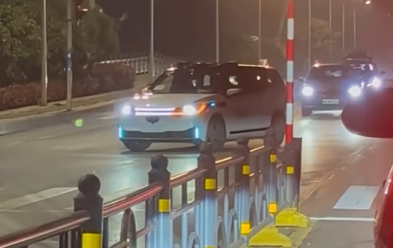 Mai multe robotaxiuri s-au oprit brusc în mijlocul traficului și au provocat accidente în China: pasagerii au rămas blocați în mașini | VIDEO