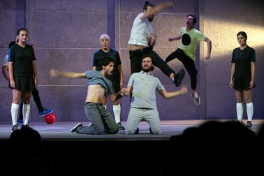 Scenă din spectacolul „Frontal”, Teatrul Tineretului Piatra Neamț