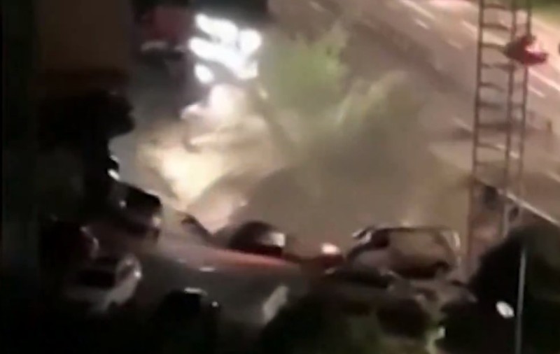 Momentul în care o groapă uriașă a înghițit 21 de mașini din parcarea unui mall