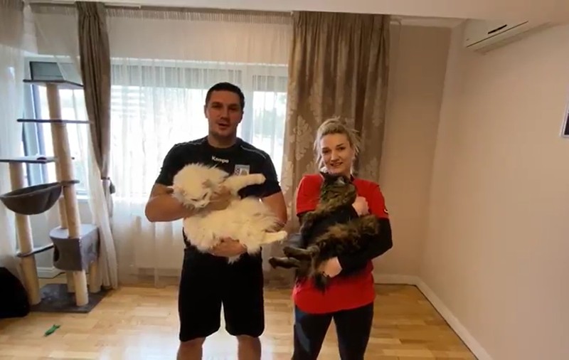 Handbaliștii Andreea și Vlad Rotaru fac antrenamente acasă împreună cu pisicile