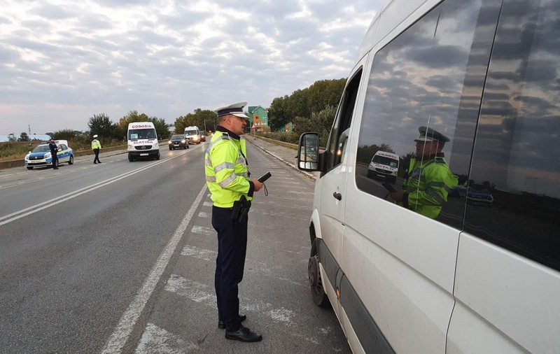 Un șofer a ieșit din mașină și s-a aruncat în râul Olt, după ce a fost oprit de polițiști pentru verificări | VIDEO