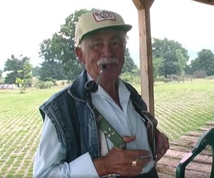 Paul Tomiță la aniversarea de 90 de ani, pe terenul de golf de la Pianu. Foto: captură video youtube