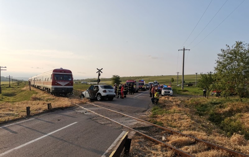 O familie cu doi copii a scăpat cu viață după ce mașina în care se afla a fost izbită de tren