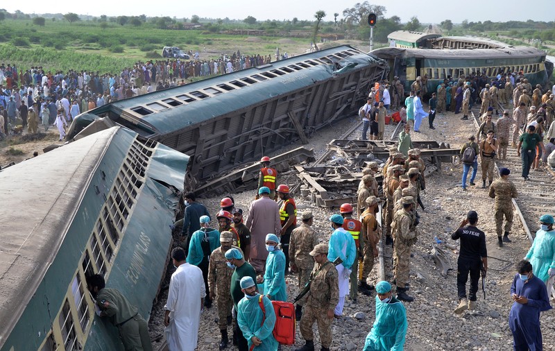 30 de oameni au murit, iar alți 100 au fost răniți, după ce un tren a deraiat în Pakistan. VIDEO