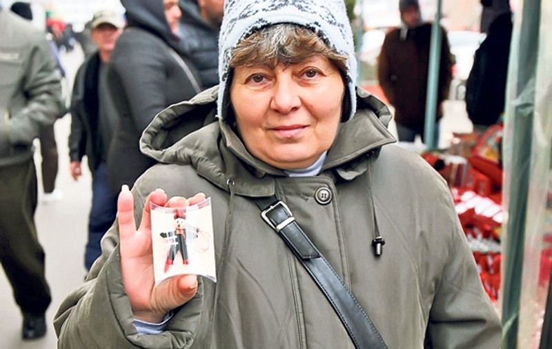 Vânzătorii de mărţişoare au împânzit străzile Capitalei: «Lucrez două săptămâni la coşari şi îi vând cu 3 lei»