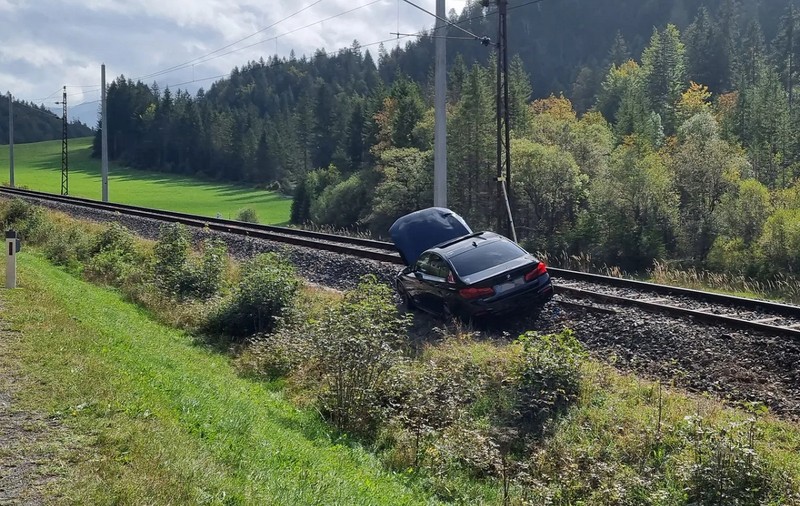 Un român în vacanță cu soția și copilul de un an a ajuns cu BMW-ul pe calea ferată. A depășit într-o curbă și a răsturnat o rulotă, în Austria