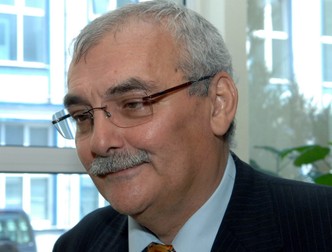 Un barbat cu ochelari