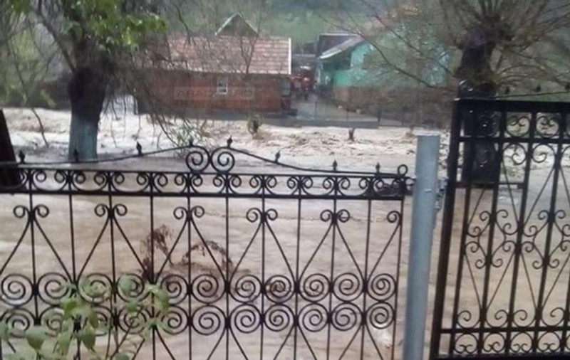 Inundațiile au făcut prăpăd. Cursurile au fost suspendate la o școală din Prahova