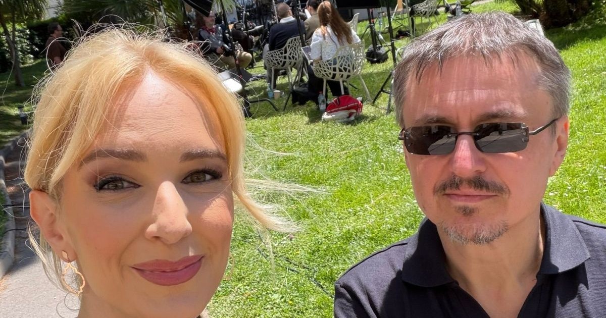 Teodora Tompea, prezentatoarea Observatorului de la Antena 1, la Festivalul de Film de la Cannes 2026, alături de Cristian Mungiu