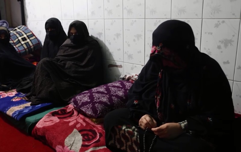 „Poți fi închisă și dacă vorbești cu un bărbat pe stradă”. Viața femeilor condamnate la închisoare în Afganistan