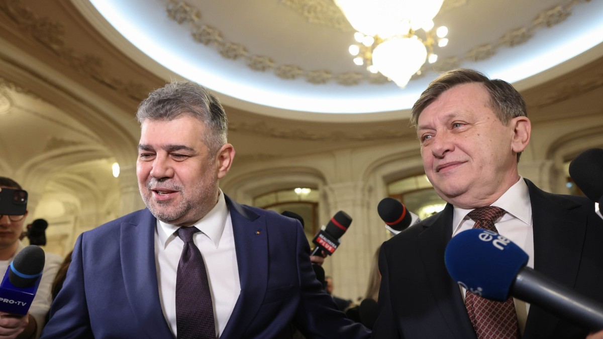 Marcel Ciolacu, primul ministru al României în stânga, și Crin Antonescu, candidatul coaliției de guvernare la alegerile prezidențiale , în dreapta