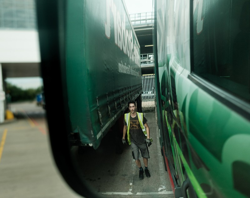 Viața unui șofer de TIR plecat în Marea Britanie: „Simțeam că România mă sugrumă”