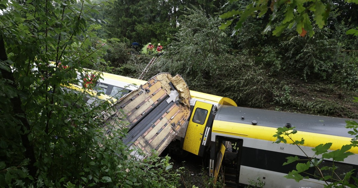 Un tren cu 100 de pasageri a deraiat în Germania