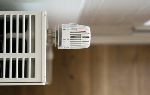 Sistem de încălzire cu radiatoare albe în locuință
