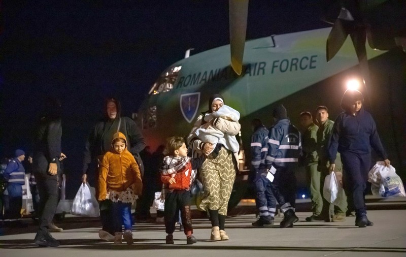 Cei 41 de români evacuaţi din Fâşia Gaza au revenit în țară, după ce aeronava trimisă inițial s-a stricat