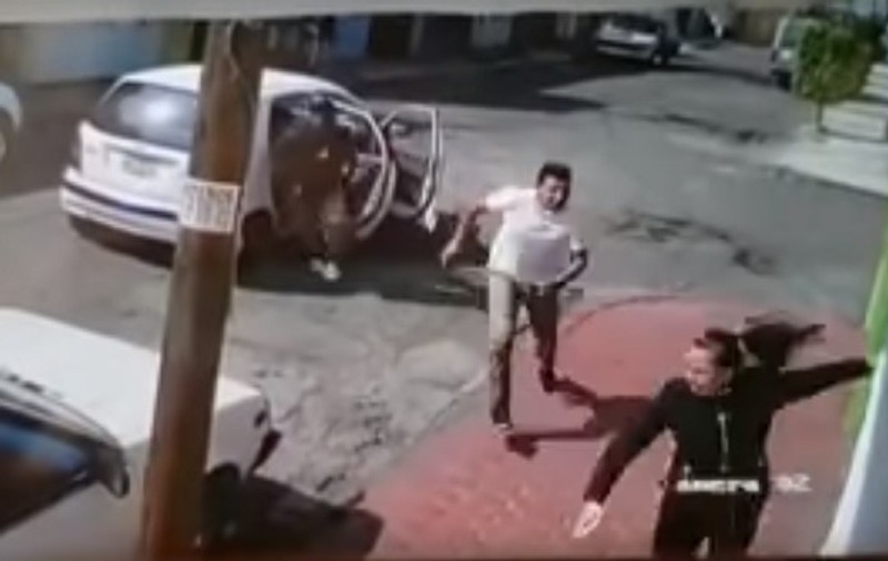 VIDEO | Au vrut să răpească o femeie de pe stradă, dar au fost puși pe fugă imediat! Ce gest a făcut „ținta” lor