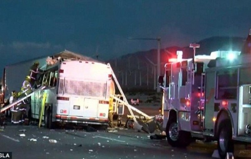 13 morţi într-un accident de autobuz în California. Mai multe persoane au fost rănite